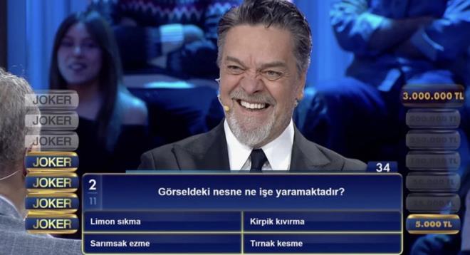 ?HEP KEND�LER� GELD�LER!?<br>    Beyaz�t �zt�rk, Beyaz Show?un gedikli konuklar� Kubat, �rem Derici, B�lent Sertta� ile birlikte j�rilik yapt��� Murat Boz?un kendisine yollad��� mesajlar hakk�nda da konu�tu. ?Ben onlar� hi� �a��rmad�m, hep kendileri geldiler? �akas� yapan �nl� �ovmen, ?Hi�birine ?gelin? demedim. Zaten o kadar �ok geldiler ki bir ara programa benden �ok gidip geliyorlard�. Ben kendi program�ma o kadar gitmedim? diyerek dostlar�na tak�ld�.