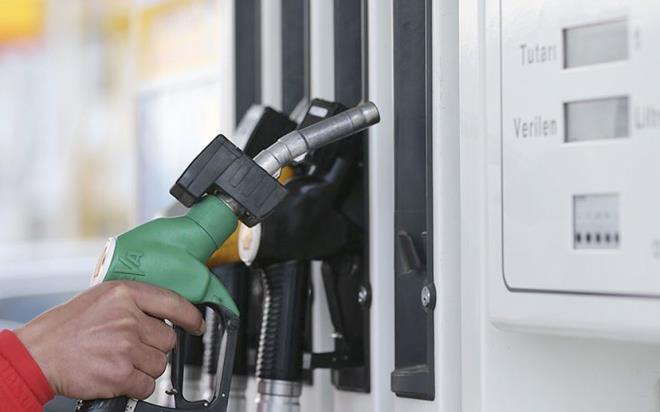 Brent petroldeki ini� ��k��lar ve d�viz kurundaki hareketlilik, akaryak�t fiyatlar� �zerindeki etkisini s�rd�r�yor. Bu kez indirim kap�da... Depolar� doldurmak i�in bekleyin cuma g�n�nden itibaren ge�erli olmak �zere motorine indirim bekleniyor. Benzin fiyatlar�nda herhangi bir de�i�iklik beklenmiyor.