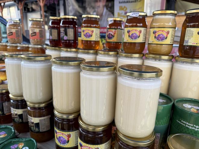 Beyaz bal�n, v�cuttaki serbest radikallerle sava�an ve oksidatif stresi azaltan antioksidanlarla dolu oldu�u ifade ediliyor.         Ara�t�rmalar, beyaz bal da dahil olmak �zere �i� bal�n etkili bir �ks�r�k kesici oldu�unu ortaya koyuyor.         Baz� kaynaklarda, beyaz bal�n i�erdi�i do�al �ekerlerin h�zl� bir enerji art��� sa�lad��� belirtiliyor.