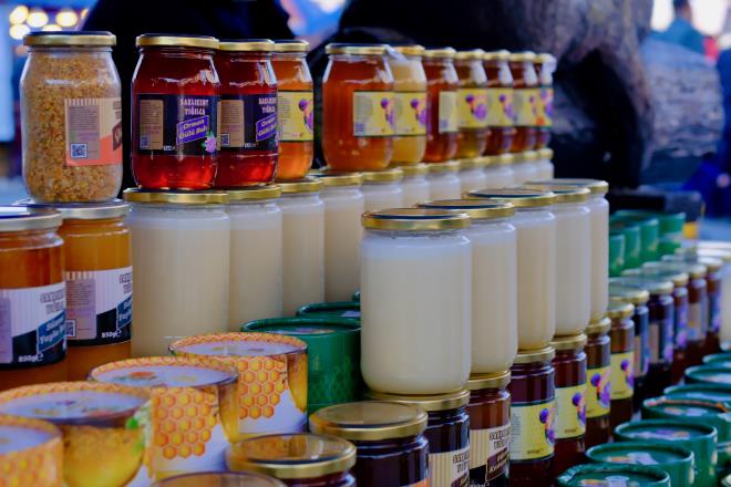 B�L�N�S�Z T�KET�M�NE D�KKAT    Her ne kadar genel sa�l�k �zerinde �e�itli faydalar sa�lasa da, beyaz bal�n mikrobiyal i�eri�i nedeniyle tamamen masum olmad��� ve bilin�siz t�ketiminin botulizme yol a�abilece�i ifade ediliyor. N�rolojik bir hastal�k olan botulizm, fel� riskini art�rmas�n�n yan� s�ra nefes darl���na da sebep olabiliyor.         Baz� kaynaklarda, �zellikle 1 ya��n alt�ndaki �ocuklar�n ve ba����kl�k sistemi zay�f olan yeti�kinlerin beyaz bal t�ketiminden ka��nmas� gerekti�i belirtiliyor.