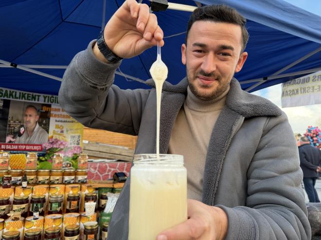 Halk aras�nda genellikle "�ekerlenmi� bal" olarak bilindi�i i�in mesafeli durulan do�al �r�n, hem kahvalt� sofralar�n� s�sl�yor hem de do�al i�eri�iyle �ifa kayna�� olarak g�r�l�yor.         D�zceli esnaf Yunus Emre S���t, "Polenlerin bal i�erisinde e�it �ekilde da��lmas�yla kristalle�me homojen bir yap� kazan�yor'' dedi.         Kristalize olan bal�n bozulmu� ya da kalitesiz olarak de�erlendirilmemesi gerekti�ini s�yleyen S���t, bu durumun bal�n do�al yap�s�n�n bir g�stergesi oldu�unu dile getirdi.