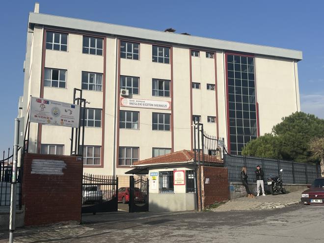 <p data-path-to-node="8"><b data-path-to-node="8" data-index-in-node="0"> �l Milli E�itim M�d�rl��� Soru�turma Ba�latt�</b>  Milli E�itim Temel Kanunu ve �ocuk Koruma Kanunu'na ayk�r�l�k te�kil eden eylemler zinciri sonras� �zmir �l Milli E�itim M�d�rl��� harekete ge�ti. Velilerin �ikayeti �zerine ��retmen D.T. hakk�nda kapsaml� bir idari soru�turma ba�lat�ld�.</p><hr data-path-to-node="9">