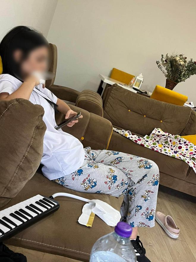 <b data-path-to-node="5" data-index-in-node="0">E�itim De�il, Koli Ta��ma ve Temizlik Mesaisi</b>  Velilerin �ikayet dilek�elerine yans�yan �oke edici detaylara g�re; e�itim g�rmek i�in okula giden ��renciler, ��retmenin evinde koli ta��ma, e�ya toplama ve genel temizlik i�lerinde �al��t�r�ld�. Veliler, �ocuklar�n�n r�zalar� d���nda i��i gibi kullan�ld���n� savundu.