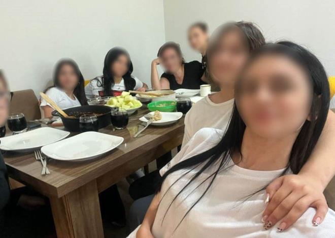 <b data-path-to-node="4" data-index-in-node="0">G�venlik Kameras�ndan Ka��� Plan�</b>  �ddiaya g�re ��retmen D.T., ��rencileri okulun g�venlik kameralar�n�n g�r�� a��s� d���nda kalan k�r bir noktadan �zel arac�na bindirdi. Buradan ��rencilerin, ��retmenin yeni ta��nd��� eve nakledildi�i ve g�n boyu e�itim haklar�ndan mahrum b�rak�ld�klar� belirtildi.