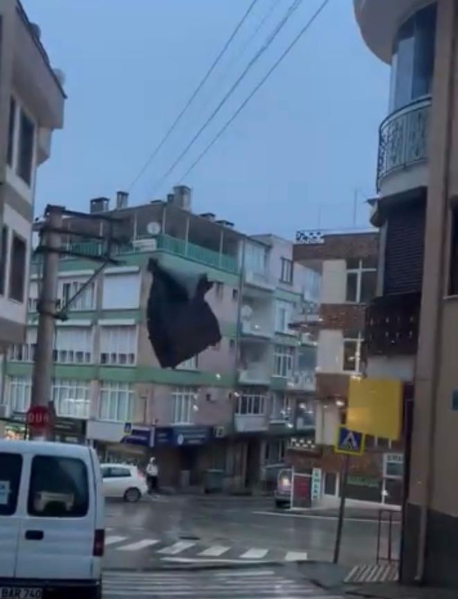 <b data-path-to-node="5" data-index-in-node="0">�stasyonlarda �zdiham: Binlerce Ki�i Yollarda Kald�</b>  Seferlerde ya�anan 16 dakikal�k gecikme nedeniyle �zellikle aktarma noktas� olan Bursaspor Acemler �stasyonu'nda ve Mudanya yolu g�zergah�ndaki duraklarda binlerce ki�i birikti. Metro bekleyen vatanda�lar istasyonlarda b�y�k bir yo�unluk ve izdiham olu�turdu.