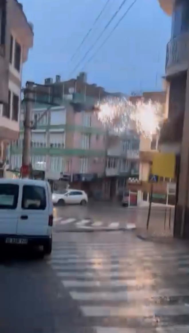 <b data-path-to-node="6" data-index-in-node="0">Belediye Ekiplerinden M�dahale: Seferler Yeniden Ba�lad�</b>  Belediye ekiplerinin h�zl� m�dahalesiyle tellerdeki po�et k�sa s�rede temizlendi. Yakla��k 16 dakikal�k duraksaman�n ard�ndan metro seferleri kontroll� bir �ekilde yeniden ba�lat�larak ula��m normale d�nd�r�lmeye �al���ld�.