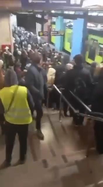 <b data-path-to-node="4" data-index-in-node="0">Metro Tellerine Tak�lan Po�et Seferleri Durdurdu</b>  �iddetli r�zgar nedeniyle u�u�an bir po�etin metro hatt�ndaki tellere tak�lmas� sonucu ula��mda b�y�k bir aksama ya�and�. Tellerdeki yabanc� madde nedeniyle g�venlik gerek�esiyle metro seferleri ge�ici olarak durduruldu.