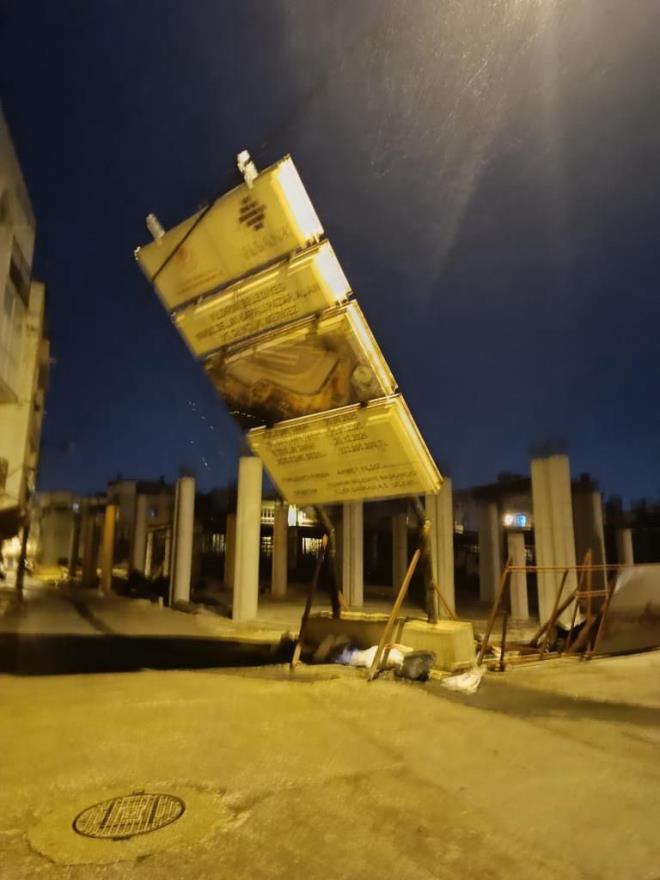 <b data-path-to-node="8" data-index-in-node="0">�at�lar U�tu, �� Yerleri ve Ara�lar Zarar G�rd�</b>  Kentin bir�ok noktas�nda evlerin �at�lar� f�rt�na sebebiyle u�tu. U�an �at� par�alar� sokaklardaki ara�lara ve i� yerlerine isabet ederek ciddi hasara neden olurken, lodosun etkisiyle kent genelinde teyakkuz hali devam etti.