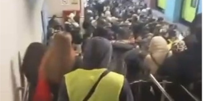 Metro tellerine tak�lan po�et nedeniyle binlerce ki�i mahsur kald�.