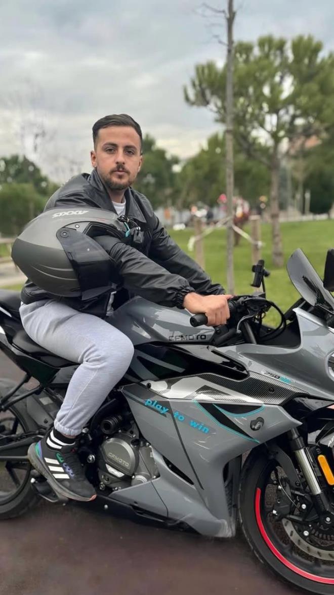 <b data-path-to-node="3" data-index-in-node="0">Motosikletiyle Bir Anda Denize D��t�</b>  Sar�yer Rumelihisar� Baltaliman� Hisar Caddesi �zerinde ak�am saatlerinde meydana gelen olayda, sahil kenar�nda motosikletine binip gitmeye �al��an Kemal U�ur, hen�z bilinmeyen bir nedenle arac�yla birlikte sulara g�m�ld�.