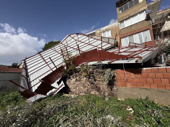 <b data-path-to-node="3" data-index-in-node="9">Kar��yaka'da Sabah Mesaisi F�rt�nayla Ba�lad�</b>  �zmir'in Kar��yaka il�esi �n�n� Mahallesi 6737. Sokak'ta sabah saat 07.00 s�ralar�nda etkisini art�ran �iddetli f�rt�na hayat� olumsuz etkiledi. R�zgar�n �iddetine dayanamayan 4 katl� bir binan�n metal �at�s� b�y�k bir g�r�lt�yle yerinden s�k�ld�.