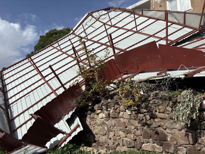 <b data-path-to-node="7" data-index-in-node="9">"Deprem Oluyor Sand�k"</b>   G�r�lt�yle uyanan ev sahibi R��t� Kaplan, ya�ad��� korkuyu "Ev �st�m�ze mi u�uyor, deprem mi oluyor diye d���nd�m" s�zleriyle anlatt�. Kaplan, �at�n�n kom�unun avlusuna d��t���n�, klimay� kopard���n� ve garaj duvar�na hasar verdi�ini belirtti.