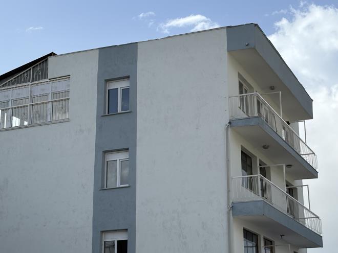 <b data-path-to-node="6" data-index-in-node="9">Ekipler Vin� ve Halatlarla M�dahale Etti</b>  �hbar �zerine b�lgeye �zmir B�y�k�ehir Belediyesi Fen ��leri M�d�rl��� ekipleri sevk edildi. Ekipler, binalar�n �zerinde as�l� kalarak tehlike olu�turan a��r metal par�alar� vin� ve halatlar yard�m�yla bulunduklar� yerden titizlikle kald�rd�.