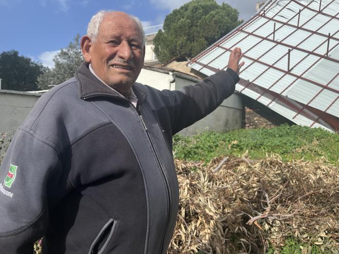 <b data-path-to-node="8" data-index-in-node="9">Hen�z Bir Ayl�k �at� F�rt�naya Direnemedi</b>   Olay�n ard�ndan �arp�c� bir detay ortaya ��kt�; r�zgar�n �iddetiyle u�an metal �at�n�n hen�z bir ay �nce yap�ld��� ��renildi. Ev sahibi Kaplan, b�y�k hasara yol a�an �at�y� yeniden kuracaklar�n� ifade etti.