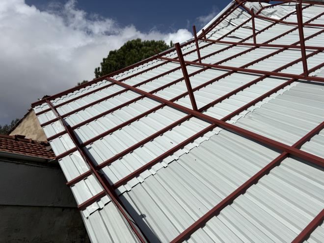 <b data-path-to-node="5" data-index-in-node="9">Klima �niteleri ve Duvarlar Zarar G�rd�</b>  Savrulan par�alar nedeniyle tek katl� bir evin �at�s�nda ve ba�ka bir evin d�� cephesinde as�l� olan klima �nitesinde maddi hasar olu�tu. Olayda �ans eseri herhangi bir can kayb� veya yaralanma ya�anmazken �evrede maddi hasar tespit edildi.