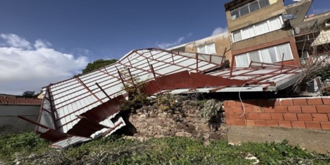 Kar��yaka'da F�rt�na Deh�eti: 4 Katl� Binan�n �at�s� U�tu