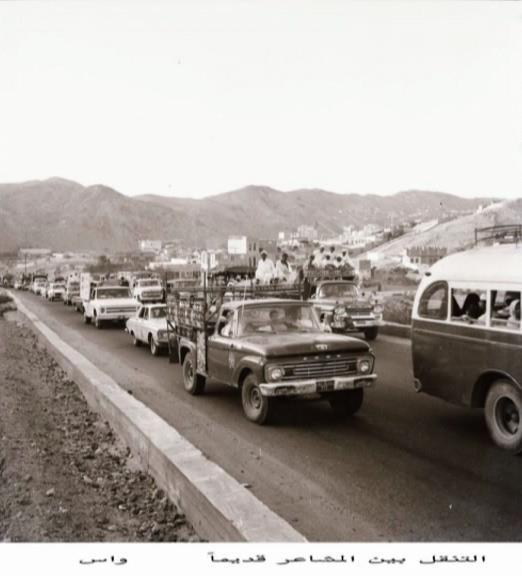 Bu durum fotoraf karelerine de yansyor. Kabe'nin siyah-beyaz kareleri, deien teknolojiyle birlikte renklilemeye balyor.