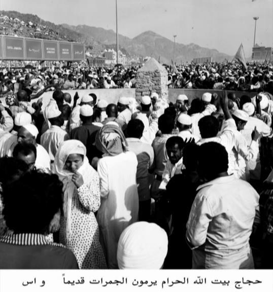 Gemite Kabe'nin etrafnda pek yaplama yokken gnmzde neredeyse Kabe binalar arasna skm durumda.