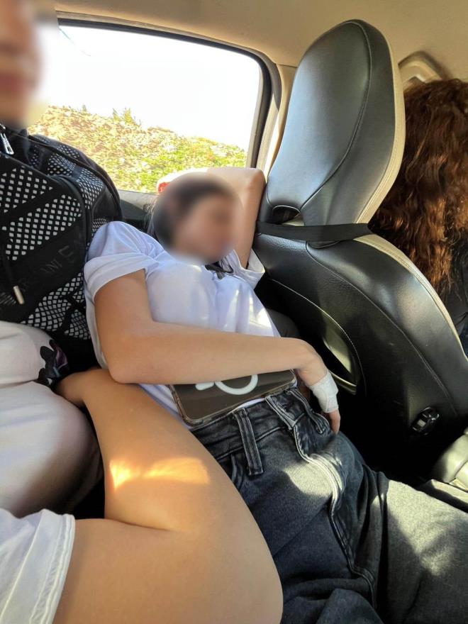 <b data-path-to-node="7" data-index-in-node="0">��renciler Evinde Koli Ta��ma ve Temizlik ��lerinde �al��t�r�ld�</b>  Soru�turma dosyas�na giren bilgilere g�re ��rencilerin g�n boyu ��retmenin evinde koli ta��ma, e�ya toplama ve temizlik gibi i�lerde �al��t�r�ld��� iddia edildi. G�n sonunda ��rencilere yiyecek veya ula��m imkan� sa�lanmad��� belirtildi.