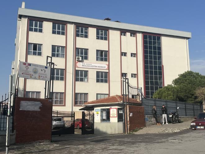 <b data-path-to-node="8" data-index-in-node="0">Alkol �i�eleri ve Sigaral� Ortam Delil Dosyas�nda</b>  Velilerin �ikayet dilek�esinde, ��rencilerin bulundu�u ortamda sigara ve alkol �i�elerinin yer ald��� foto�raflar delil olarak sunuldu. �� bitiminde ��rencilerin Bayrakl� TOK� b�lgesinden �ehir Hastanesi istikametine kadar y�r�d�kleri ��renildi.