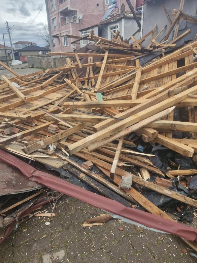 <b data-path-to-node="8" data-index-in-node="0">Okullar Tatil Edildi, Enerji Kesintisi S�r�yor</b>  F�rt�nan�n yaratt��� olumsuz �artlar nedeniyle mahalledeki okullarda e�itime ara verildi. Elektrik kesintisinin devam etmesi sebebiyle �s�nma, ayd�nlatma ve yemek pi�irme gibi temel ihtiya�lar kar��lanam�yor.