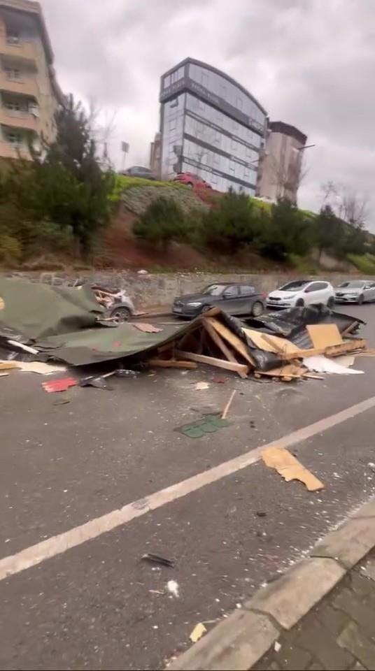 <b data-path-to-node="5" data-index-in-node="0">Kopan Elektrik Telleri Bir Evi K�le �evirdi</b>  �iddetli r�zgar nedeniyle devrilen elektrik direkleri ve kopan teller faciaya yol a�t�. Mahallede bulunan bir ev, kopan tellerin olu�turdu�u ak�m ve yang�n sonucu tamamen yanarak kullan�lamaz hale geldi.