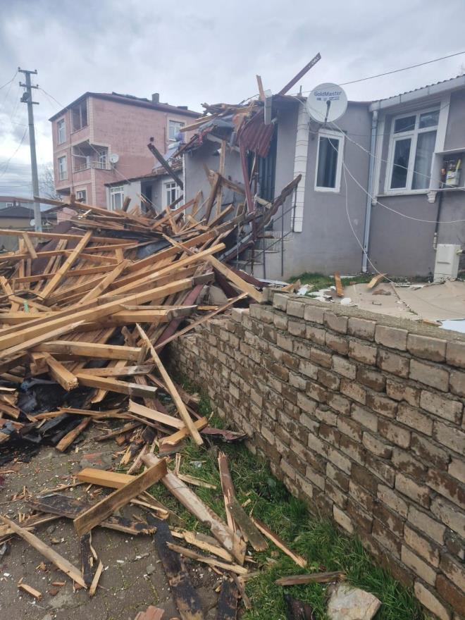 <b data-path-to-node="9" data-index-in-node="0">Halk Acil Yard�m Bekliyor: "Kahvalt� Bile Yapamad�lar"</b>  Cumhuriyet Mahallesi Muhtar� Can, vatanda�lar�n evlerine giremedi�ini ve baz� ailelerin kahvalt� dahi yapamad���n� ifade etti. B�lgenin halen afet �artlar� alt�nda oldu�unu vurgulayan muhtar, hayat�n normale d�nmesi i�in acil m�dahale istedi.