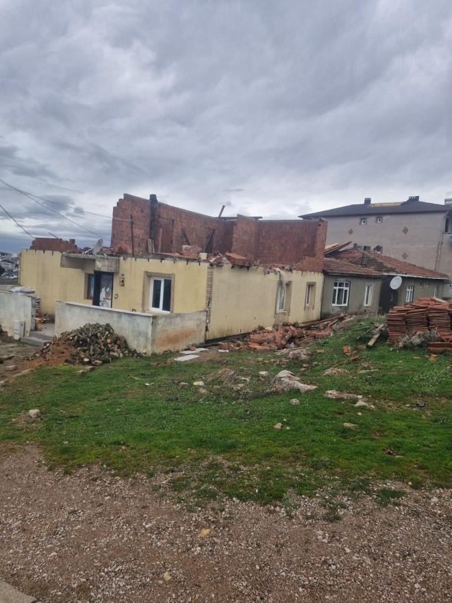 <b data-path-to-node="10" data-index-in-node="0">Belediye Ekipleri Temizlik �al��malar�na Ba�lad�</b>  Belediye ekipleri, sokaklara ve caddelere savrulan devasa �at� par�alar�n� toplamak i�in yo�un bir �al��ma y�r�t�yor. Ancak mahalle sakinleri, yaln�zca enkaz�n kald�r�lmas�n�n yeterli olmad���n�, altyap� sorunlar�n�n ��z�m�n� beklediklerini ifade ediyor.