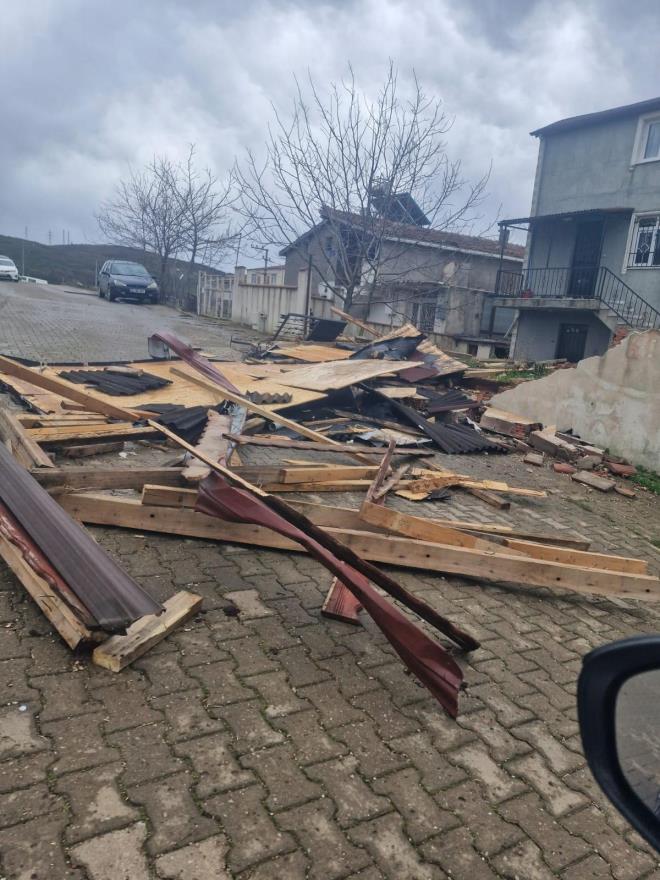 <b data-path-to-node="7" data-index-in-node="0">Sarkan Kablolar Sokaklarda �l�m Sa��yor</b>  Mahallede kopan ve sarkan elektrik kablolar� vatanda�lar i�in b�y�k bir g�venlik riski olu�turuyor. Muhtar Abdurrahman Can, sarkan tellerin hayati tehlike olu�turdu�unu belirterek kablolar�n bir an �nce toplanmas� �a�r�s�nda bulundu.