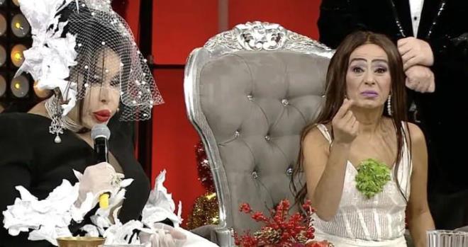 <p>Konuyla ilgili a��klamada bulunan Y�ld�z Tilbe,<em> <strong>"Sevgili Polat Ya�c�'n�n yeni filmi Ketenpere Dalavere i�in s�rekli, onu s�ylememi istiyorlar. Asena oynarken, yine oradan, 'Sen de s�yle herkes s�yle' dediler. Ben de 'Tamam' dedim. Haluk'a da (menajeri) dedim ki, "Bir daha sefere bundan iki kat� para al"</strong></em>&nbsp;dedi�ini s�yledi.</p>    <p>Y�ld�z Tilbe buna ra�men hi� para almad���n� s�yledi. �ark�c�,&nbsp;<strong><em>"�ki kat� para al dedim ama hi� para almad�m. Sadece elbise paras� ald�m"</em>&nbsp;</strong>a��klamas�nda bulundu.</p>