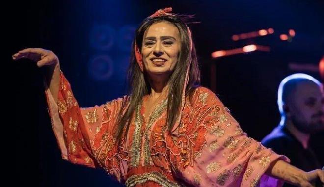 Sosyal medya payla��mlar�yla ve sahne danslar�yla ikon haline gelen �nl� �ark�c� Y�ld�z Tilbe, konuk oldu�u programda �ocukluk d�nemiyle iligili samimi a��klamalarda bulundu. ?Delikanl�m?, ?Hastay�m Sana?, ?Haberi Olsun?, ?�abuk Olal�m A�k�m? haf�zalara kaz�nan �nl� �ark�c�, bu sefer sevindirmedi.