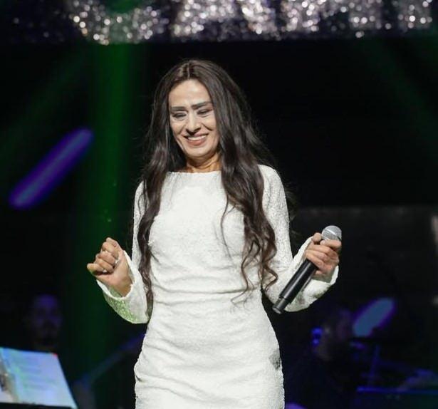 <p><strong>ASENA KONUSUNA SON NOKTAYI KOYDU</strong></p>    <p>&nbsp;</p>    <p>Y�ld�z Tilbe ge�ti�imiz g�nlerde �bo Show program�na da konuk olmu�tu. �brahim Tatl�ses ve Asena'n�n 25 y�l aradan sonra k�sl�klerini sonland�rmalar�yla g�ndem konusu haline gelmi�lerdi. O gece B�lent Ersoy'un&nbsp;<em><strong>"Polat Ya�c�, Asena'y� nas�l ikna etti?"</strong></em>&nbsp;sorusuna Y�ld�z Tilbe'nin el hareketiyle,<em>&nbsp;</em><strong><em>"�ki kat� paraya, 2 milyon liraya"</em>&nbsp;</strong><strong>dedi�i</strong><strong>&nbsp;anlar sosyal medyada �ok konu�ulmu�tu.</strong></p>