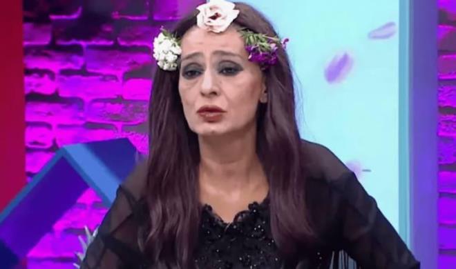 "Beni g�ren herkes �ok g�zel bir �ocuk oldu�umu s�ylermi�. Bir g�n eve gelen bir misafir bunu s�yleyince, k���k oldu�um i�in gaz oca��nda kaynayan �aydanl��� �zerime �ekmi�im. V�cudum yand� ve alt� ay hastanede kald�m. Karde�lerim ziyarete geldi�inde beni tan�yamam��." dedi