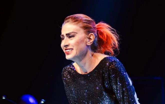 <p><strong>"SA� KULA�IM DUYMUYOR"</strong></p>    <p><strong>Tilbe, "<em>Doktorlar ya�ayamayaca��m� s�ylemi� ama hayatta kalm���m. �zerime d�k�len kaynar �aydan sonra sa� kula��m� kaybettim, sa� kula��m duymuyor."</em></strong><strong>&nbsp;</strong>itiraf�yla hayranlar�n� �zd�.</p>