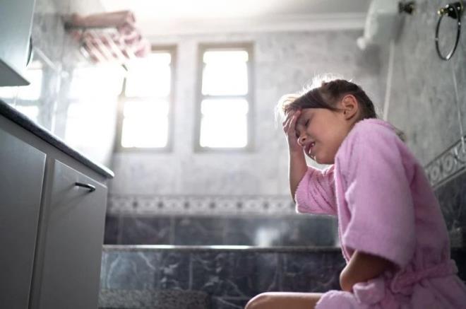 Sert, �zellikle ate�in uzun s�rmesi, halsizlik ve solunum yolu �ikayetlerinin yak�ndan izlenmesi gerekti�ini belirterek aileleri dikkatli olmalar� konusunda uyard�.