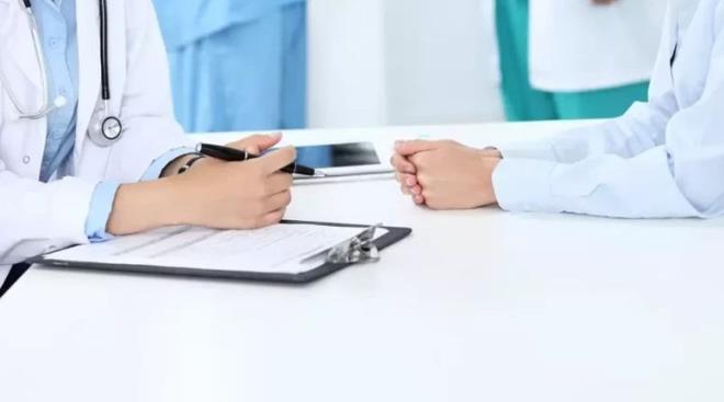 D�REN�L� B�R V�R�S!    Belirtilerin y�ksek ate�, ge�meyen �iddetli �ks�r�k, kusma, ishal ile yayg�n eklem ve kas a�r�lar� �eklinde seyretti�ini belirten Abdullah Sert, uyar�lar�n� �u s�zlerle s�rd�rd�:    "S�per grip olduk�a diren�li bir vir�s. �zellikle �ocuklarda daha a��r seyreden hastal�klara yol a�abiliyor. Bu yeni varyant, ba����kl�k sistemi i�in tamamen yeni oldu�u i�in �ocuklar� daha savunmas�z hale getiriyor.