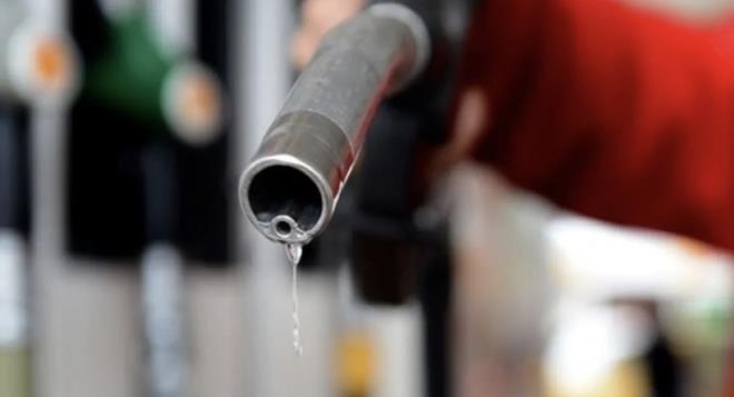 PETROL F�YATLARI D����E GE�T�<br>  ABD'nin Venezuela'ya ger�ekle�tirdi�i operasyon sonras� buradaki petrol� sat�n alaca��n� duyurmas�n�n ard�ndan petrol fiyatlar� d����e ge�ti. Brent petrol�n varil fiyat� 63,34 dolara kadar geriledi. Ya�anan bu d���� akaryak�ta da indirim olarak yans�d�.