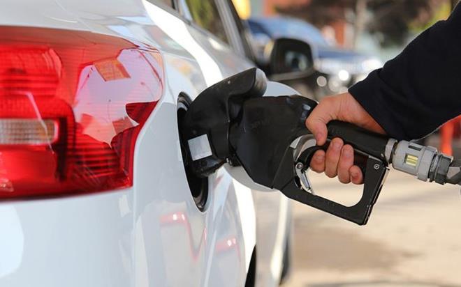 ABD'nin d�nyan�n en b�y�k petrol rezervine sahip �lkelerden biri olan Venezuela'ya d�zenledi�i operasyonla petrol fiyatlar� d����e ge�ti. Ya�anan bu d���� akaryak�ta indirim olarak yans�d�. Motorine cumartesi g�n�nden itibaren 93 kuru� indirim geldi. ��te 10 Ocak g�ncel akaryak�t fiyatlar�...