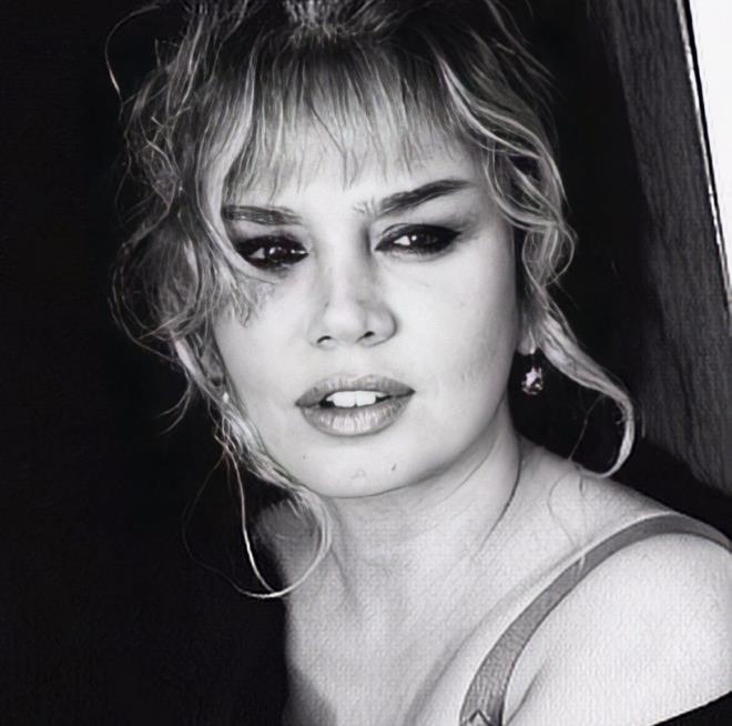 KARDE�� DUYURDU  <br>  Karantinaya giren sanat��n�n sa�l�k durumu hakk�nda karde�i Nihat Y�ld�r�m bilgi verdi.Y�ld�r�m evde tedavisi s�ren Sezen Aksu?nun hastal��� hafif semptomlarla atlatt���n� ve genel sa�l�k durumunun iyi oldu�unu s�yledi.