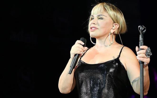 �nl� sanat�� Sezen Aksu'nun Covid-19 testi pozitif ��kt�. Minik Ser�e'nin �stanbul Kanl�ca'daki evinde doktor kontrol�nde karantinaya al�nd��� ��renildi.