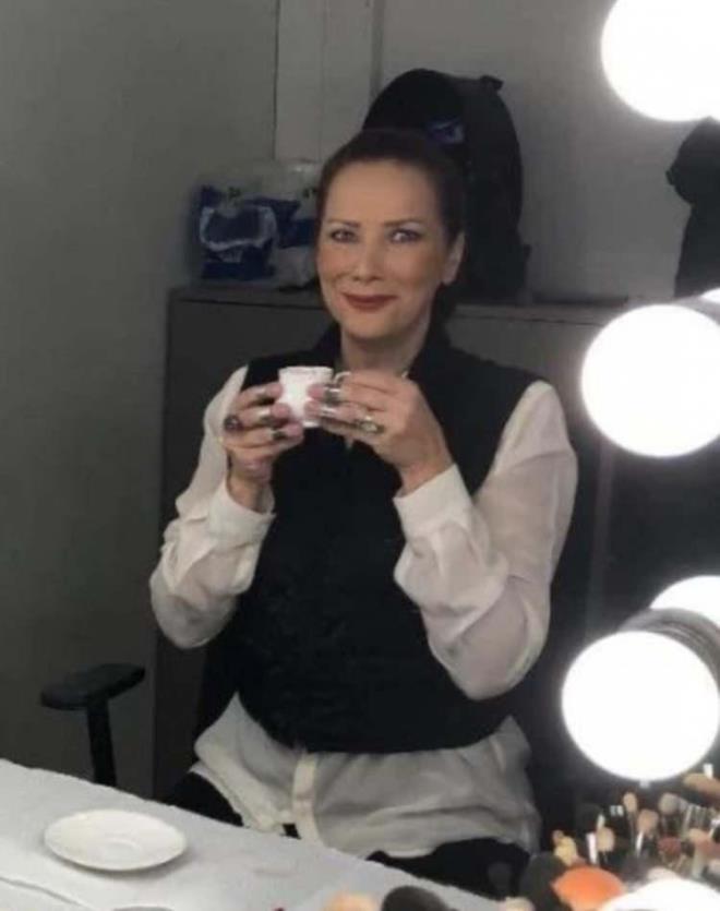 <p><span style="color:#B22222"><strong>'PARALARI YETMEZ'</strong></span></p>    <p>Oyuncu, <em><strong>"Televizyondan harika bir proje gelse kabul etmez misin?" sorusuna olumsuz yan�t verdi: "Paralar� yetmez. Beni �yle �al��t�rmak i�in biraz c�zdanlar� a�mak gerekiyor. �ok zor. Bakt���m zaman kim ���yor, kim a�, kimin paras� �denmemi�, kim sersefil �al���yor, o kadar iyi anl�yorum ki ve hi� 'Ke�ke �unda oynasayd�m' demiyorum."</strong></em></p>