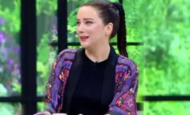 �nl� isim a��klamas�nda �u ifadelere yer verdi.&nbsp;<br>  <em><strong>"Ben baya��d�r duruyorum. Televizyonda, ana ekranlarda 18 y�ld�r 'dur'u�um. �stemiyorum. B�yle �ok mutluyum. 3 saatlik dizi mi olur? Hayat ana ekranda y�r�m�yor. Ba�ka �eyler de var, oradan y�r�yoruz; tiyatro var, film var."</strong></em>