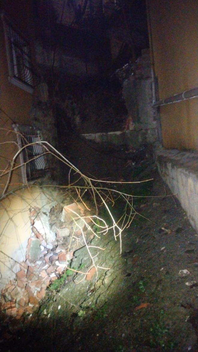 <b data-path-to-node="5" data-index-in-node="0">"1,5 Y�ld�r Uyar�yordum Ama Sonu� Alamad�m"</b>  Daire sakini �zkan, yakla��k 1,5 y�l �nce ta��nd��� evinde istinat duvar�yla ilgili defalarca belediyeye ba�vuru yapt���n� dile getirdi. Hem bina y�neticisini hem de apartman sakinlerini �nlem al�nmas� y�n�nde uyard���n� savunan ma�dur vatanda�, t�m �abalar�na ra�men beklenen ad�m�n at�lmad���n� �ne s�rd�.