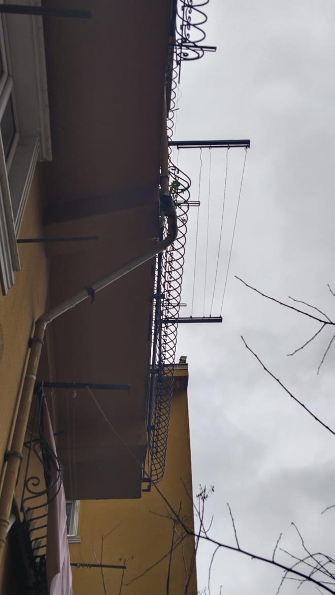 <b data-path-to-node="6" data-index-in-node="0">��ken Duvar�n Yaratt��� Tahribat Dronla G�r�nt�lendi</b>  Ya�anan tehlikenin boyutu, facian�n hemen ard�ndan havadan dron ile g�r�nt�lendi. Kaydedilen g�r�nt�lerde, 5 katl� binan�n dibindeki duvar�n tamamen y�k�ld��� ve devasa bir toprak k�tlesinin binaya do�ru kayd��� a��k�a g�r�ld�.