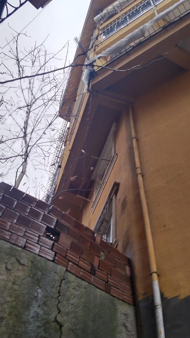 <b data-path-to-node="4" data-index-in-node="0">Moloz Y���nlar� Giri� Kattaki Daireye Girdi</b>  Duvar�n sars�nt�yla y�k�lmas� sonucu da��lan moloz ve tu�la par�alar�, hemen yak�ndaki binan�n giri� kat�nda bulunan daireye isabet etti. B�y�k �apta maddi hasar�n olu�tu�u dairede ya�ayanlar, duvardan kopan par�alar�n evlerine zarar vermesiyle b�y�k korku ya�ad�.