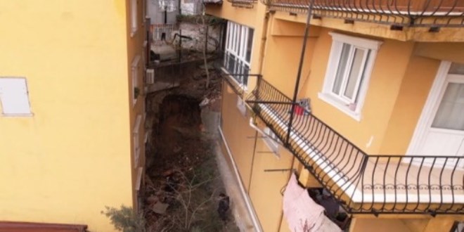 �stinat Duvar� ��kt�: 5 Katl� Binada B�y�k Tehlike!