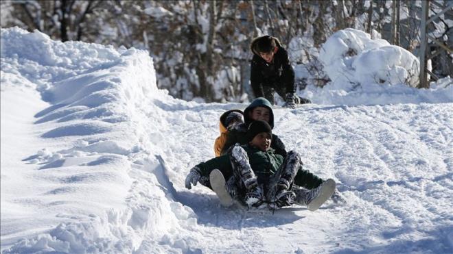 <p>TUNCEL�<br>Olumsuz hava ko�ullar� nedeniyle 13 Ocak Sal� g�n� i�in �u ana kadar tatil karar� al�nan il Tunceli oldu.&nbsp;Tunceli Valili�i taraf�ndan yap�lan a��klamaya g�re, yo�un kar ya���� ve buzlanma riski nedeniyle il genelinde resmi ve �zel t�m e�itim kurumlar�nda e�itime 13 Ocak Sal� g�n� ara verildi.</p>  <p>Kamu kurumlar�nda g�rev yapan hamile, engelli ve kronik rahats�zl��� bulunan personelin de idari izinli say�laca�� bildirildi.&nbsp;Ge�ti�imiz g�n i�in bir�ok ilde art arda kar tatili ilan edilirken yar�n i�in yeni tatil kararlar�n�n g�n i�inde valilikler taraf�ndan a��klanmas� bekleniyor.</p>