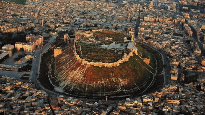 <p><strong>HALEP, SUR�YE</strong></p>  <p>Yakla��k 6.000 y�ll�k ge�mi�iyle Halep, tarih boyunca ticaret yollar�n�n kesi�me noktas� oldu.&nbsp;�nl� Halep Kalesi,&nbsp;�ehrin merkezinde h�l� dimdik ayakta. Sava��n yaratt��� tahribata ra�men, �ehir ya�amaya devam ediyor ve tarihsel s�reklili�ini koruyor.</p>