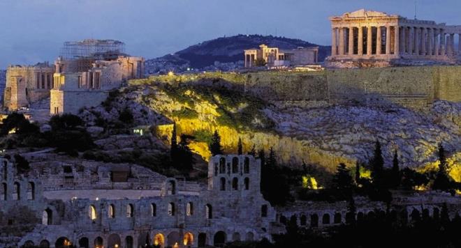 <p><strong>AT�NA, YUNAN�STAN</strong></p>  <p>Atina, yakla��k 3.400 y�ld�r kesintisiz olarak yerle�im g�r�yor. Demokrasi, felsefe ve sanat�n be�i�i olarak kabul edilen �ehir, antik d�nyayla modern ya�am�n i� i�e ge�ti�i nadir&nbsp;�rneklerden biri. Akropolis'in g�lgesinde kahve i�mek, zaman�n katmanlar�n� ayn� anda hissettiren bir deneyim sunuyor.</p>