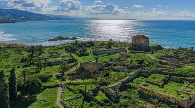 <p><strong>BYBLOS, L�BNAN</strong></p>  <p>Fenikelilerin �nemli liman kentlerinden biri olan Byblos, yakla��k 7.000 y�ld�r kesintisiz yerle�ime a��k. Ad�n� papir�sten alan bu&nbsp;�ehir, yaz�n�n ve ticaretin yay�lmas�nda kilit rol oynad�. Antik liman�, tap�naklar� ve kaleleriyle ge�mi�, bug�n�n i�ine kar��m�� durumda.</p>